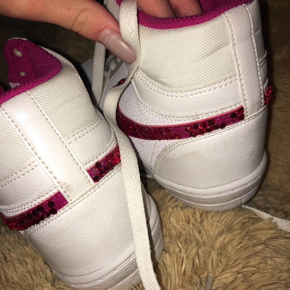 Hand bedazzled Nike shoes - Picture 7 of 8